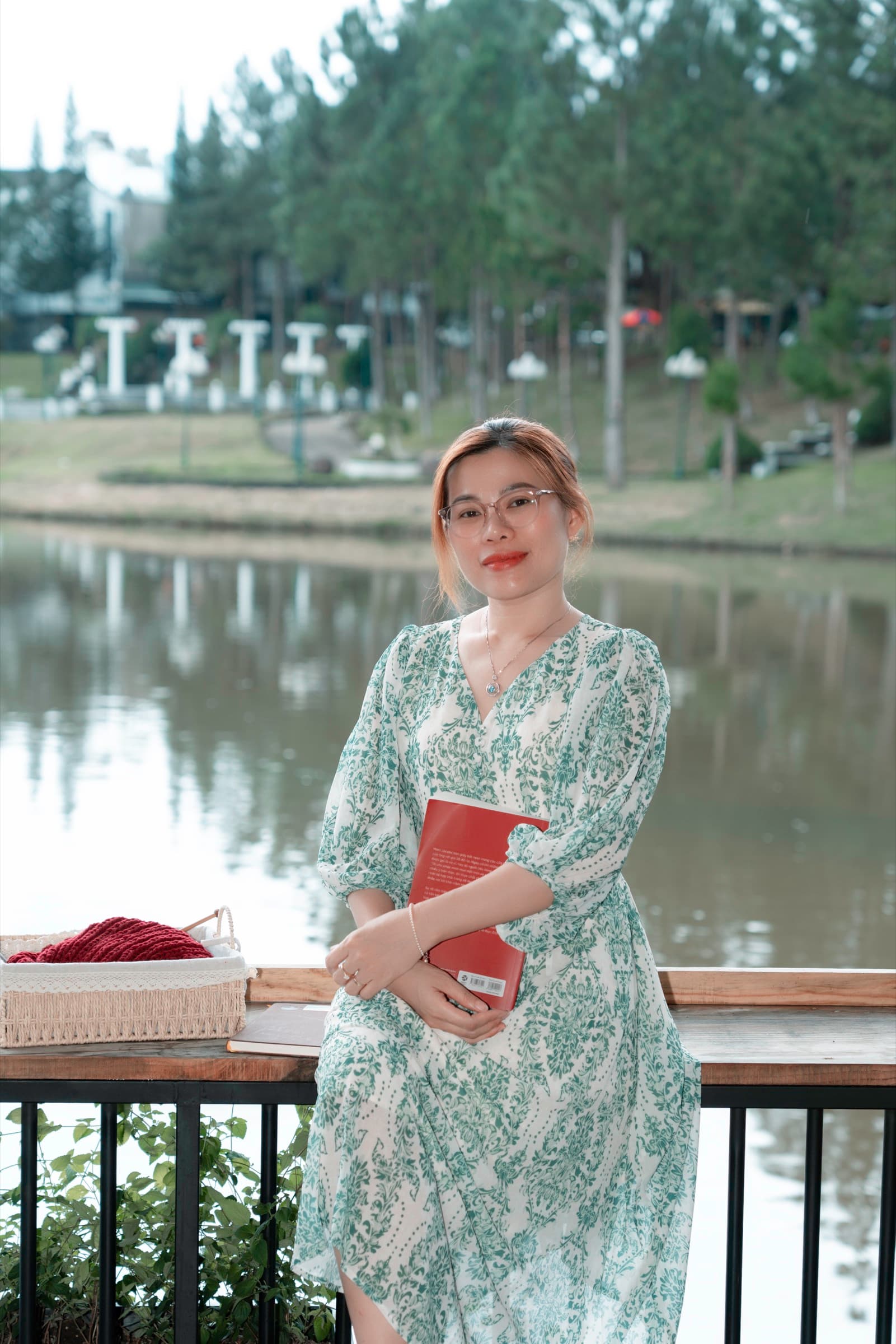 Ms Anna Hoàng Huyền bên cửa sổ tròn nhìn ra hồ