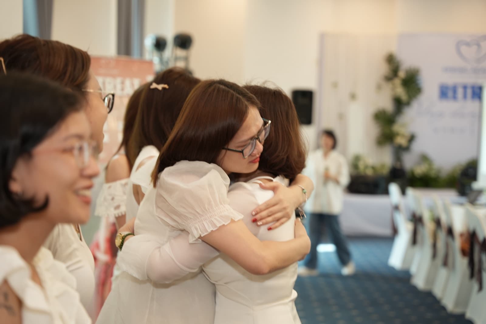 Ms Anna ôm học viên trong một buổi retreat của Spring